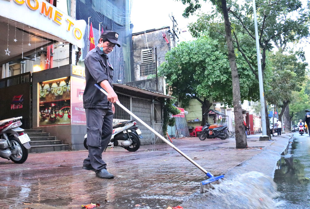 Người Sài Gòn hào hứng đón cơn mưa ‘giải nhiệt’ sau nhiều ngày nắng nóng hầm hập9
