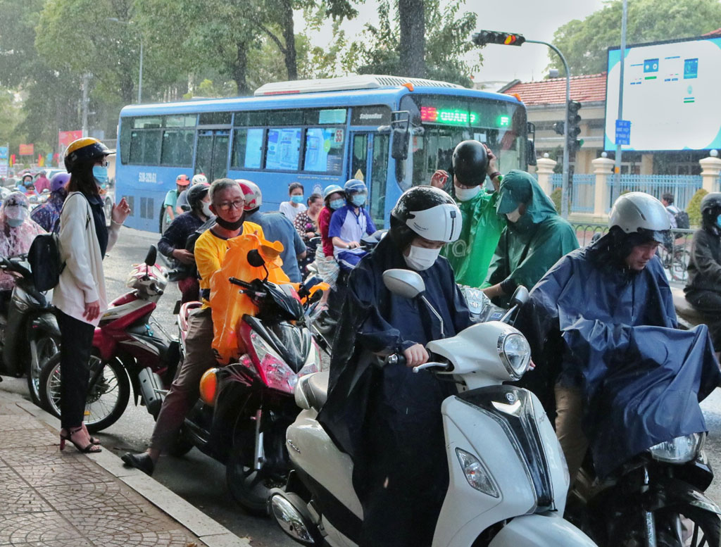 Người Sài Gòn hào hứng đón cơn mưa ‘giải nhiệt’ sau nhiều ngày nắng nóng hầm hập1