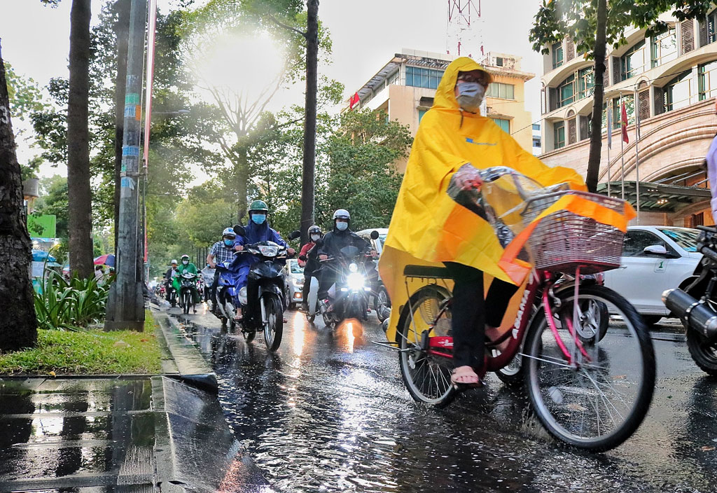 Người Sài Gòn hào hứng đón cơn mưa ‘giải nhiệt’ sau nhiều ngày nắng nóng hầm hập5