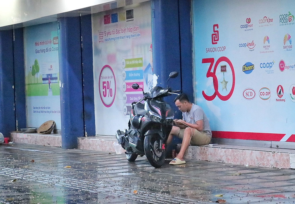 Người Sài Gòn hào hứng đón cơn mưa ‘giải nhiệt’ sau nhiều ngày nắng nóng hầm hập6