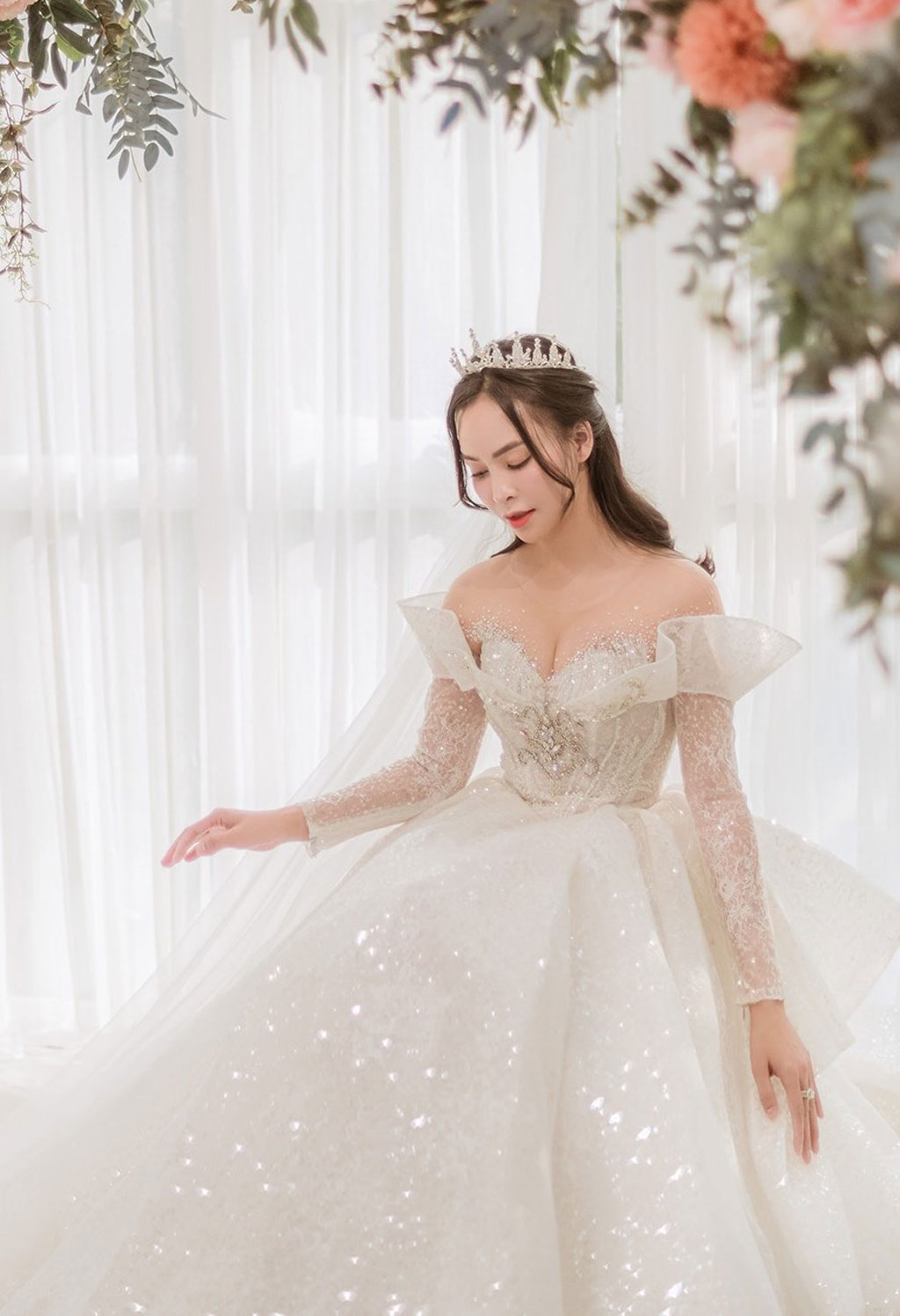 Bộ ảnh diện váy cưới đầu tiên của Xoài Non sau thiết kế 28 tỷ đình đám -  Phụ kiện trang trí tiệc cưới