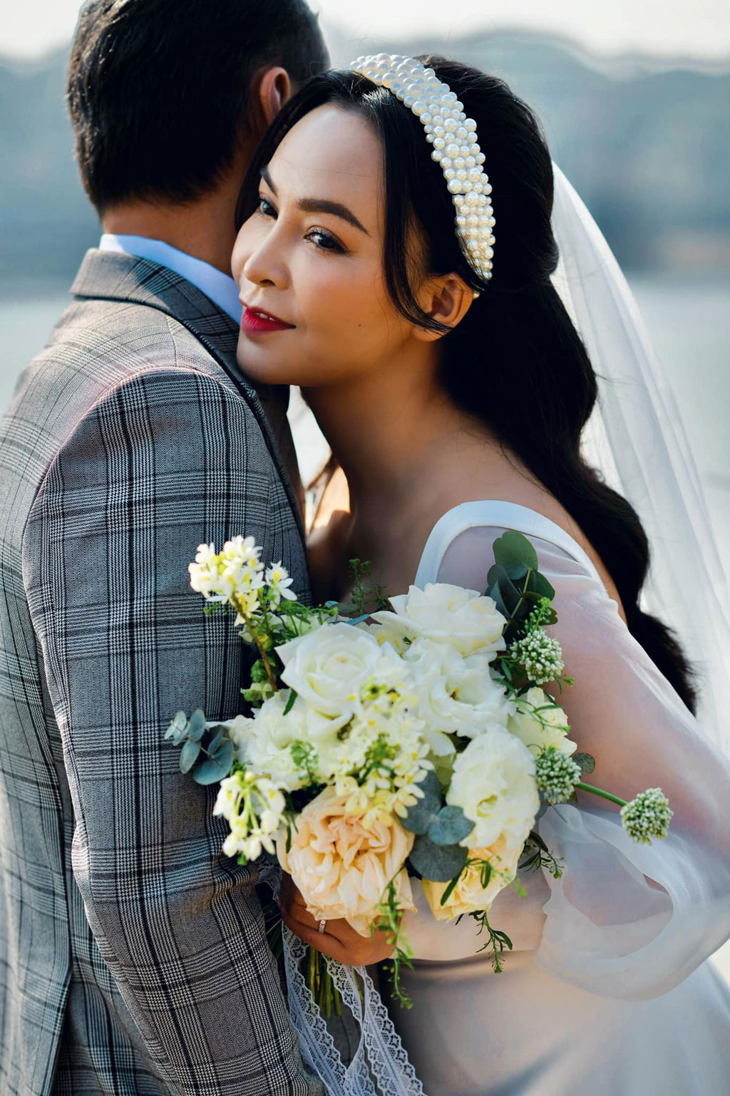 Kim Cương diện đầm lộng lẫy trong đám cưới, nhưng thiết kế này của cô lại  khiến nhiều người thấy quen quen