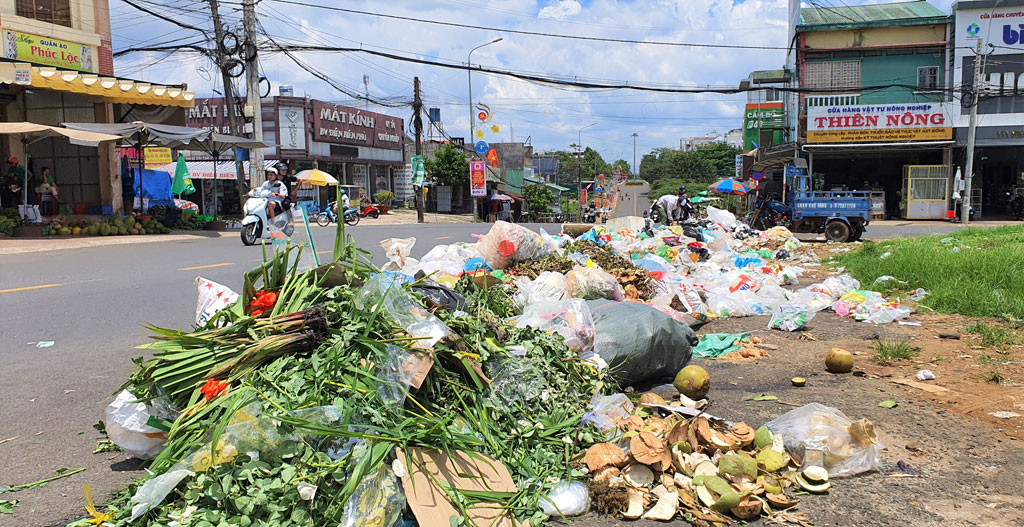 Người dân chặn xe vào nhà máy, hàng trăm tấn rác bủa vây khắp Bảo Lộc1