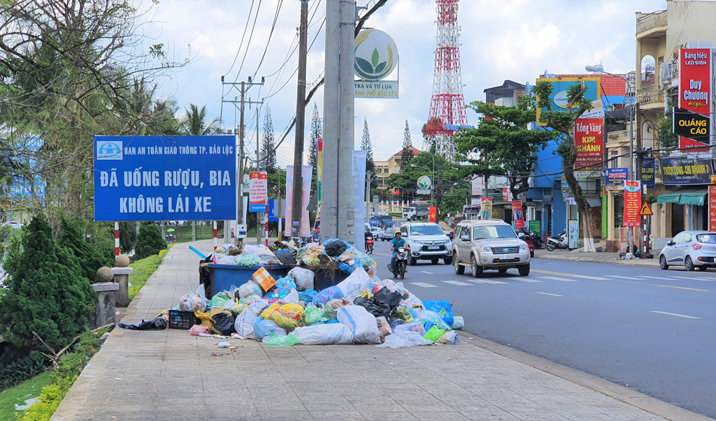 Người dân chặn xe vào nhà máy, hàng trăm tấn rác bủa vây khắp Bảo Lộc2