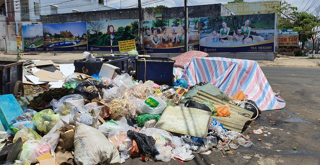 Người dân chặn xe vào nhà máy, hàng trăm tấn rác bủa vây khắp Bảo Lộc5