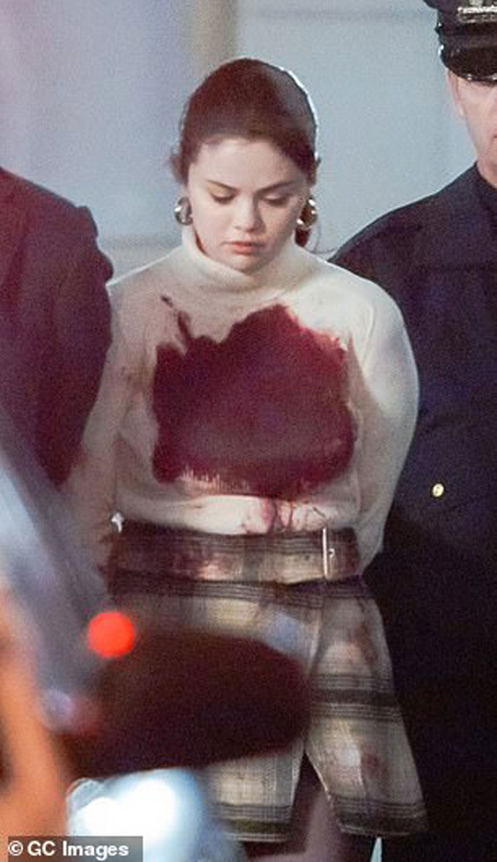 Cảnh quay Selena Gomez bị bắt, người dính đầy máu gây chú ý1