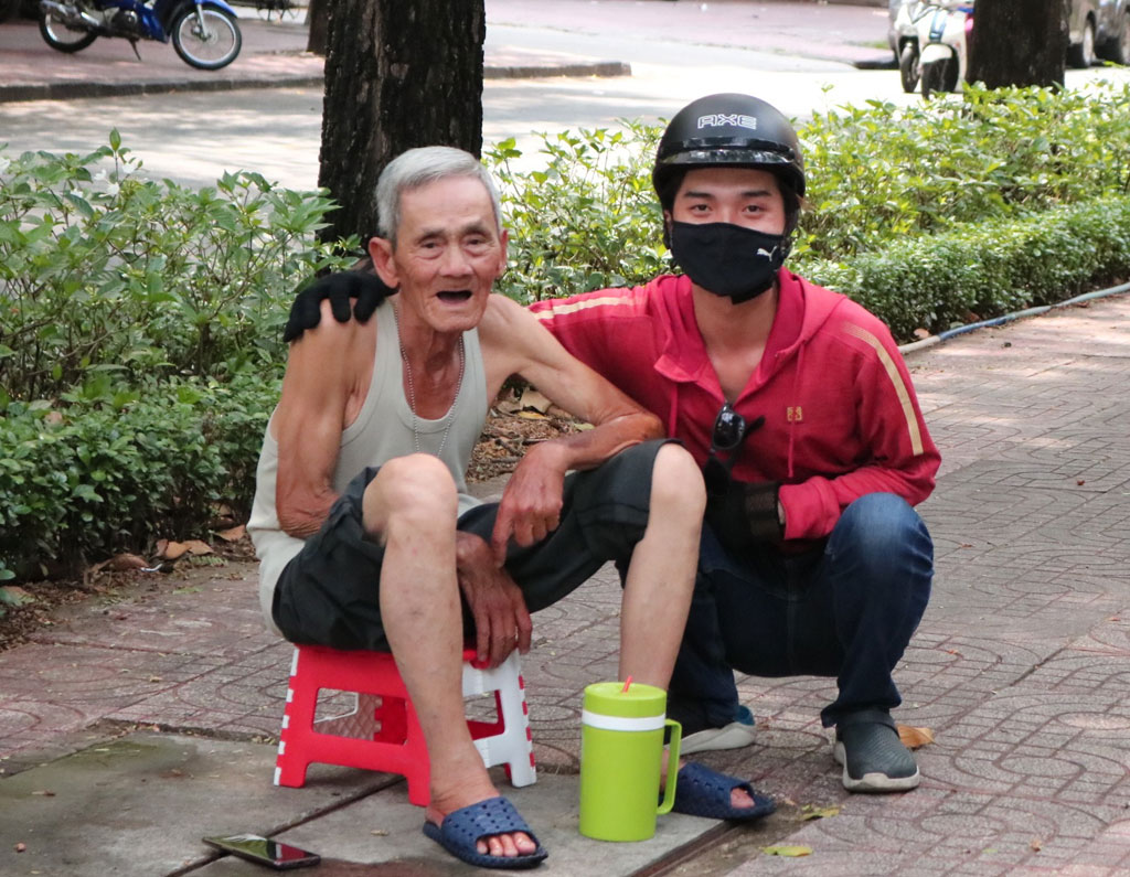 Cụ ông U90 ‘đẩy tuổi thơ’ đi khắp Sài Gòn: ‘Trẻ con hết thích xe cà rem của tôi rồi’9