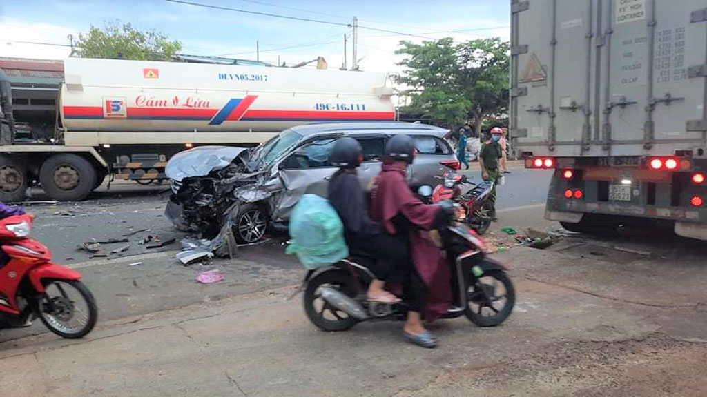 Lâm Đồng: Tai nạn liên hoàn khiến Quốc lộ 20 ách tắc kéo dài nhiều giờ2