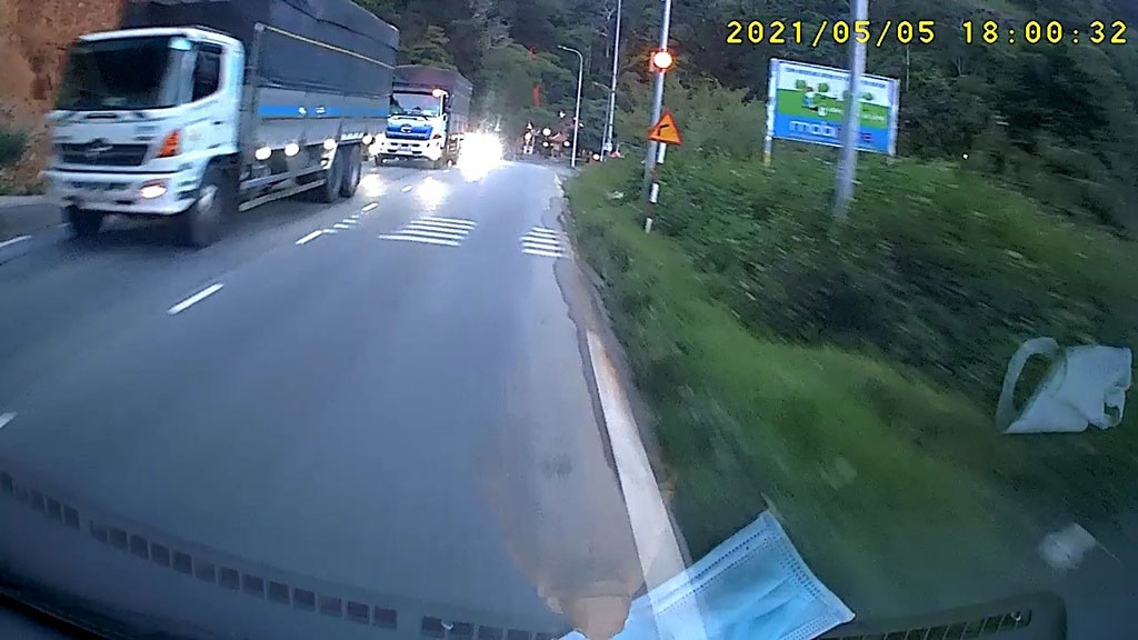 Xe Container lấn làn vượt ẩu ngay chốt Cảnh sát Giao thông trên đèo Bảo Lộc1