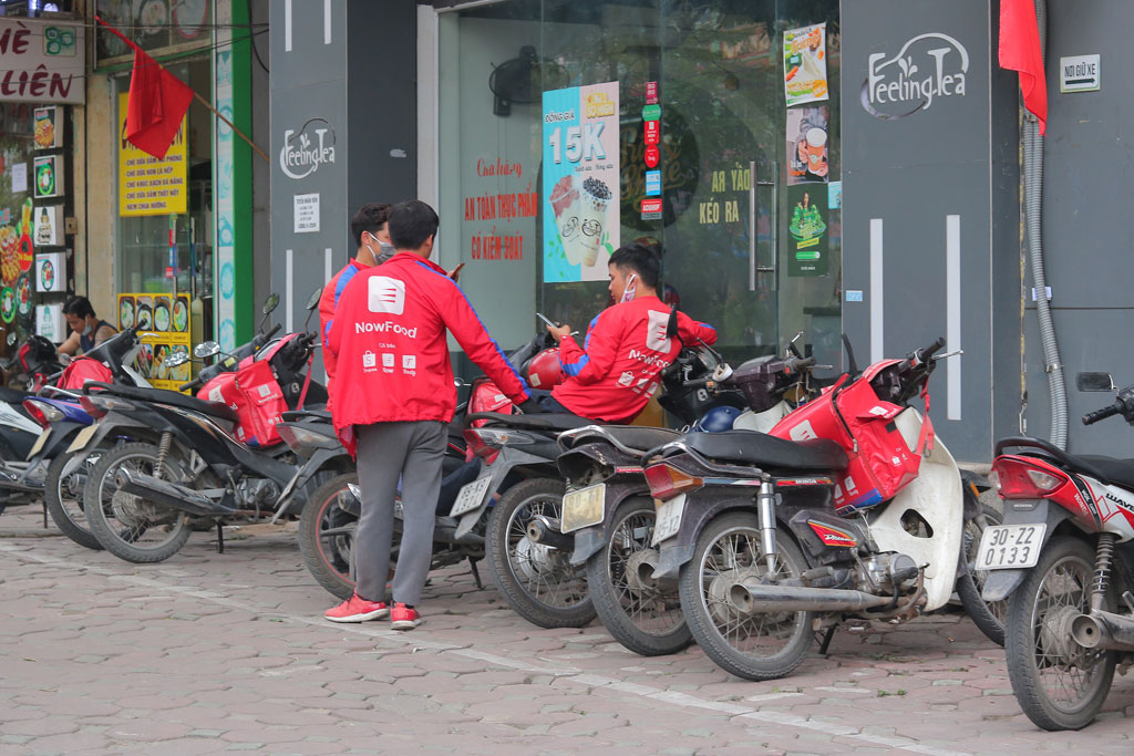 Giới shipper tất bật giao hàng mùa dịch, chủ động đeo thêm khẩu trang để bảo vệ an toàn9