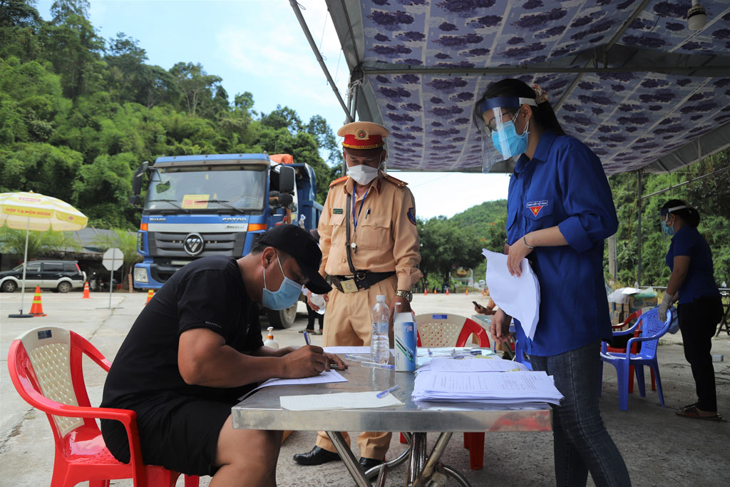 Tất cả mỗi người dân vào Lâm Đồng trên QL20 đều phải khai báo y tế ngay tại chốt phòng chống dịch13