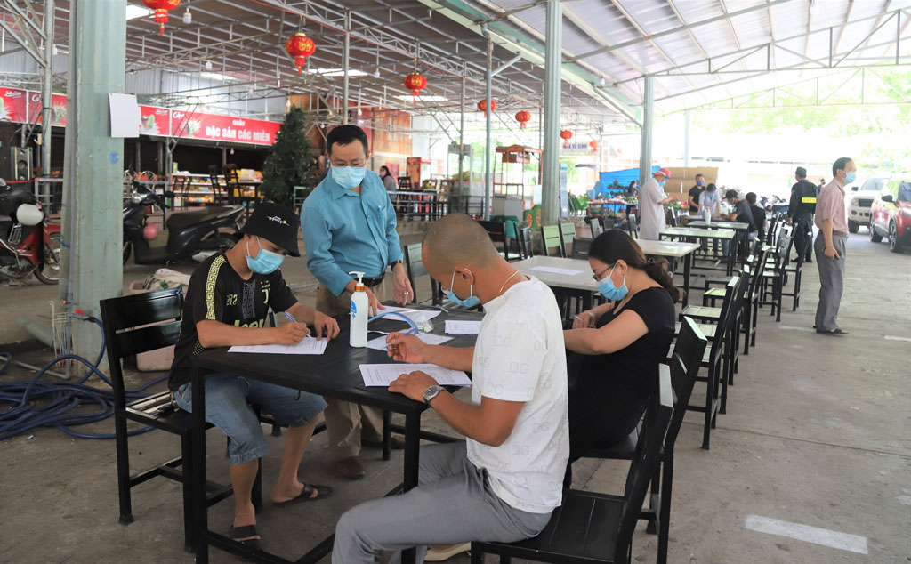 Tất cả mỗi người dân vào Lâm Đồng trên QL20 đều phải khai báo y tế ngay tại chốt phòng chống dịch3