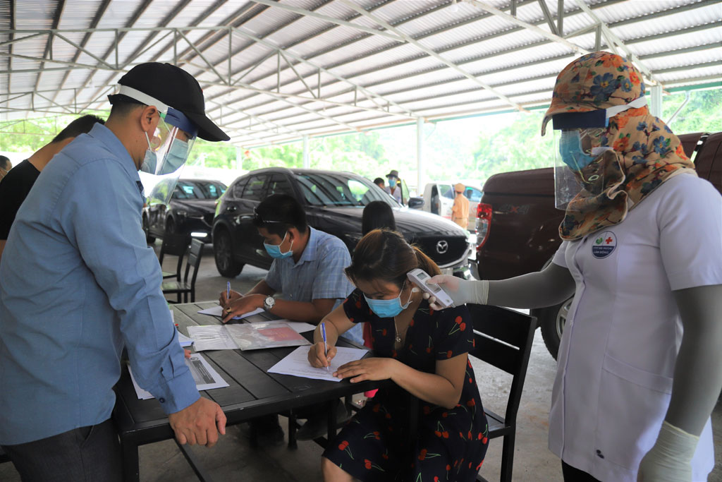 Tất cả mỗi người dân vào Lâm Đồng trên QL20 đều phải khai báo y tế ngay tại chốt phòng chống dịch2