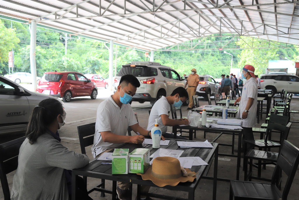 Tất cả mỗi người dân vào Lâm Đồng trên QL20 đều phải khai báo y tế ngay tại chốt phòng chống dịch6