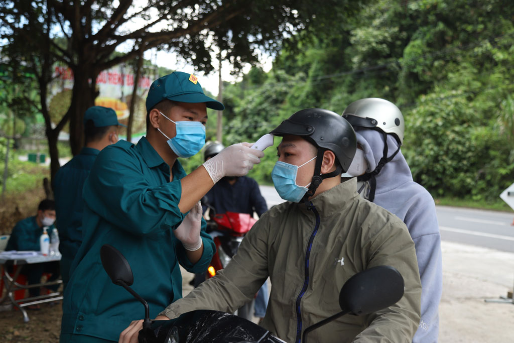 Tất cả mỗi người dân vào Lâm Đồng trên QL20 đều phải khai báo y tế ngay tại chốt phòng chống dịch11
