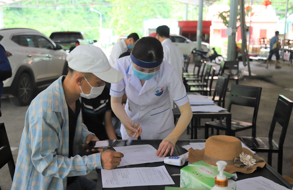 Tất cả mỗi người dân vào Lâm Đồng trên QL20 đều phải khai báo y tế ngay tại chốt phòng chống dịch12