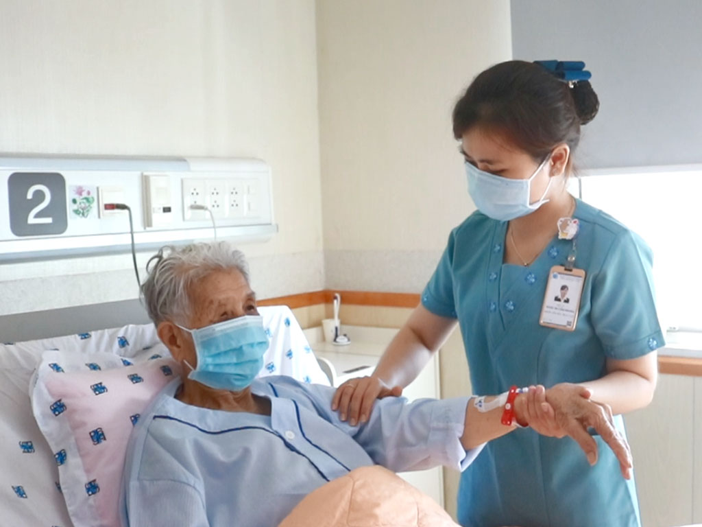 Bệnh viện Đại học Y Dược TP.HCM triển khai dịch vụ thay người thân chăm sóc và thăm bệnh trực tuyến1