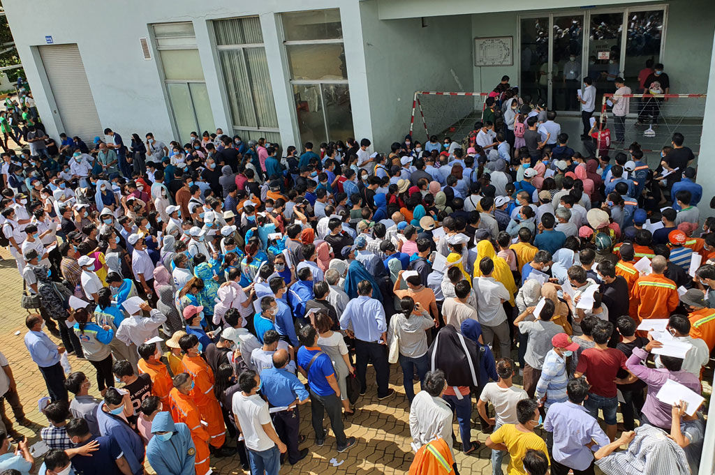 Hàng nghìn người chen chúc xếp hàng chờ tiêm vắc xin ở nhà thi đấu Phú Thọ 1