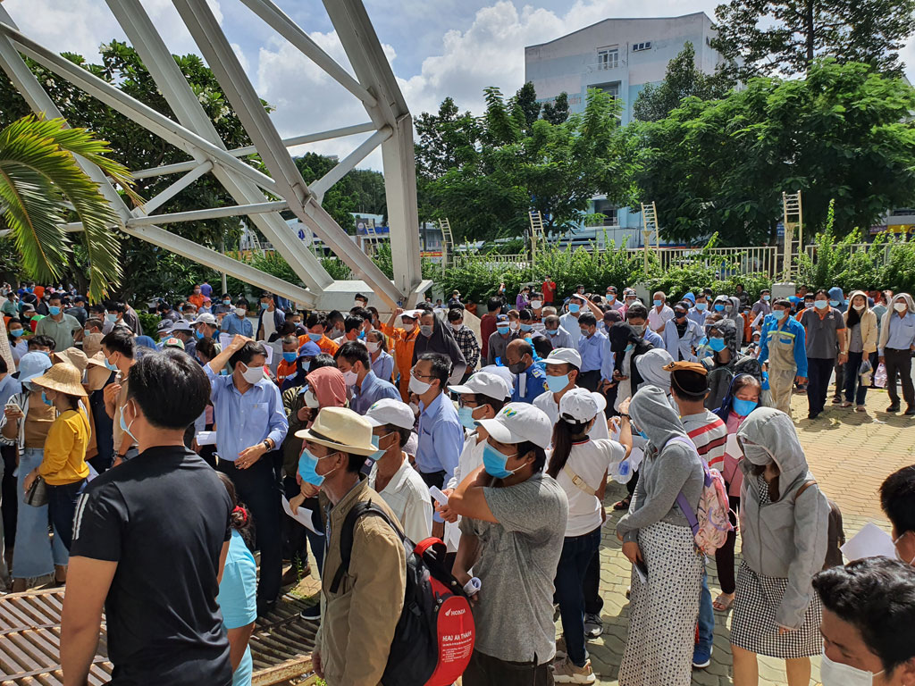 Hàng nghìn người chen chúc xếp hàng chờ tiêm vắc xin ở nhà thi đấu Phú Thọ 4
