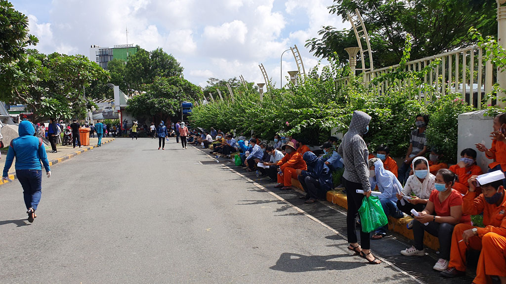 Hàng nghìn người chen chúc xếp hàng chờ tiêm vắc xin ở nhà thi đấu Phú Thọ 5