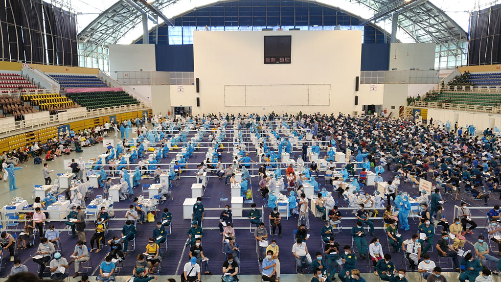 Hàng nghìn người chen chúc xếp hàng chờ tiêm vắc xin ở nhà thi đấu Phú Thọ 7