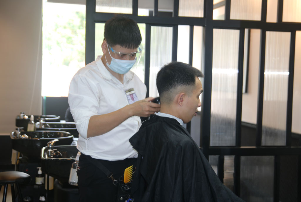 Người dân Hà Nội đến tiệm cắt tóc trước giờ đóng cửa3