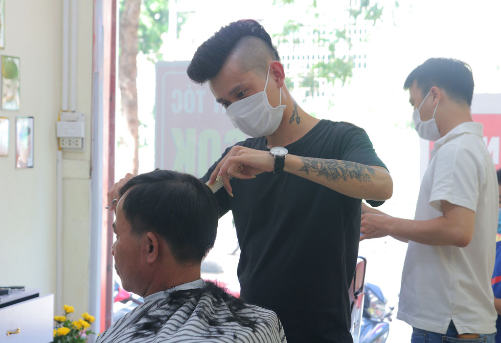 Người dân Hà Nội đến tiệm cắt tóc trước giờ đóng cửa5