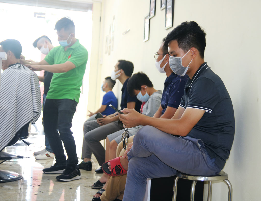 Người dân Hà Nội đến tiệm cắt tóc trước giờ đóng cửa6