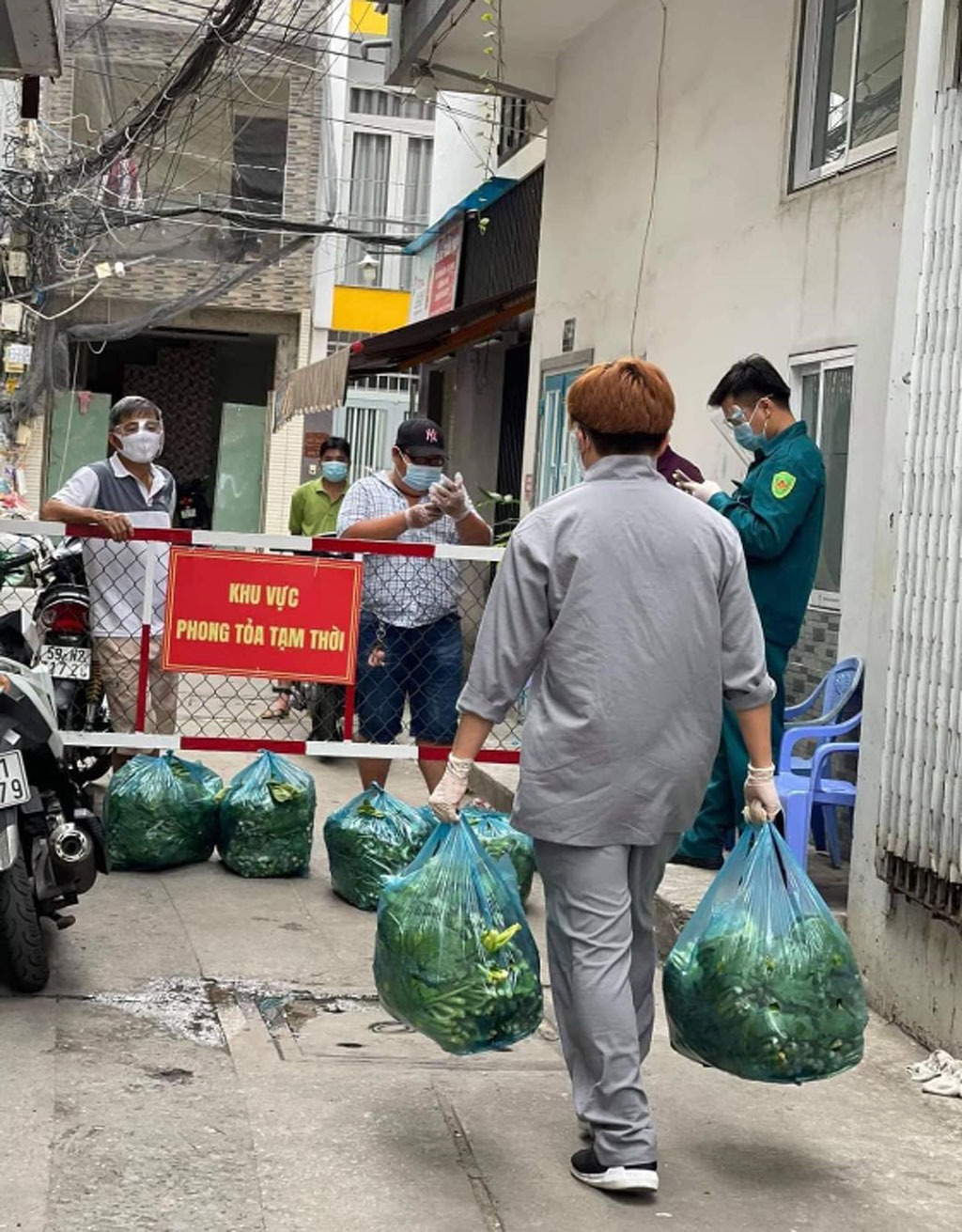 Sài Gòn giãn cách nhưng không… xa cách: Tình người luôn lấp lánh1