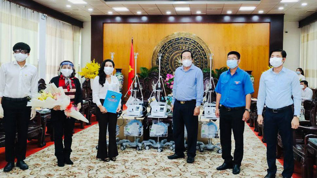 Quỹ từ thiện Kim Oanh tặng máy thở, thiết bị y tế trị giá hơn 5 tỉ đồng tại các tỉnh, thành phía Nam1