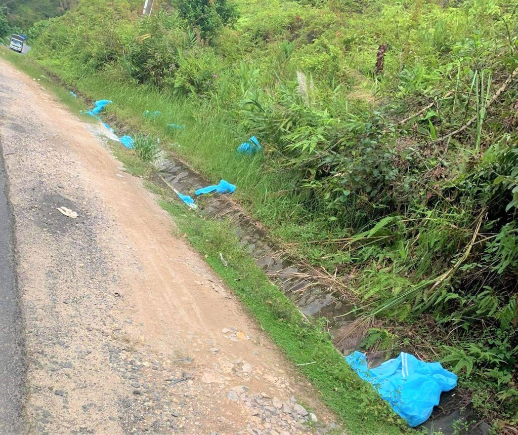 Lâm Đồng: Nha nhãn đồ bảo hộ phòng chống dịch Covid - 19 do tài xế xe tải vứt bỏ ra môi trường2