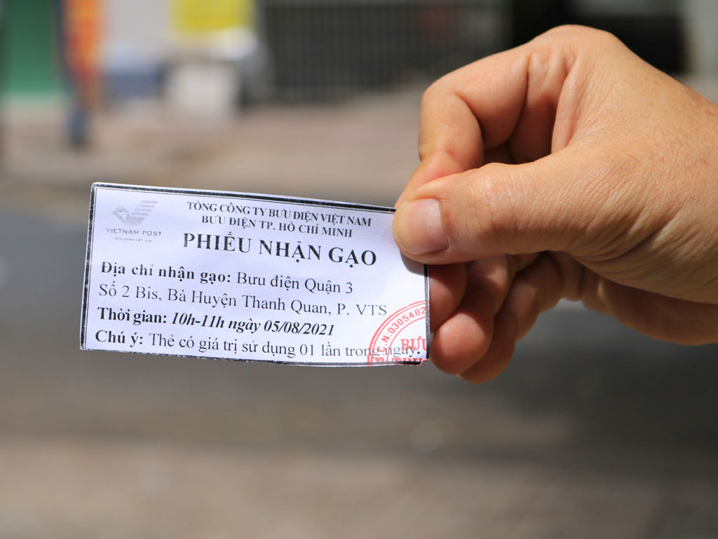 Bất ngờ người Sài Gòn đến bưu điện được tặng gạo ngon: ‘Lấy 1, còn được tặng thêm’7