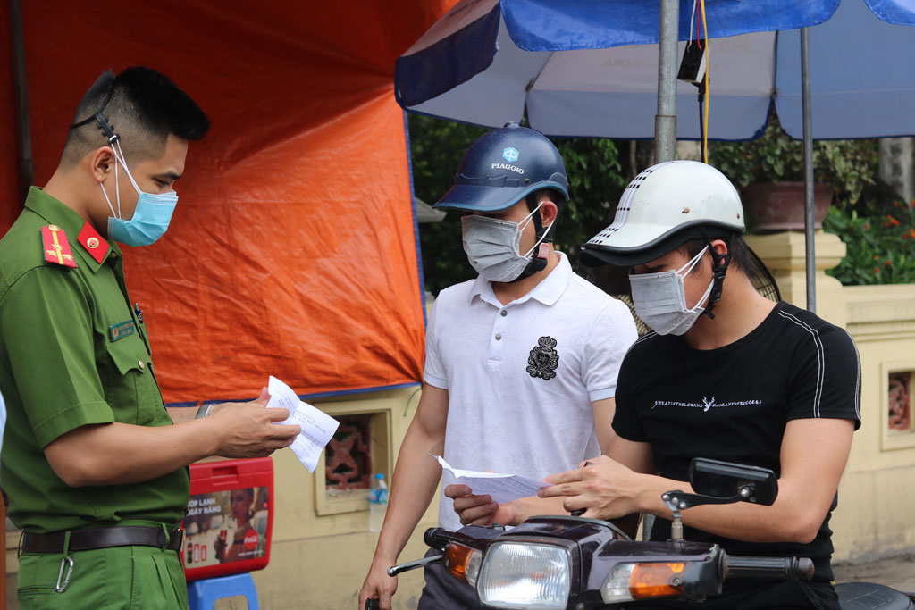 Ngày đầu Hà Nội siết chặt kiểm tra giấy đi đường: Nhiều người chưa kịp bổ sung giấy tờ3