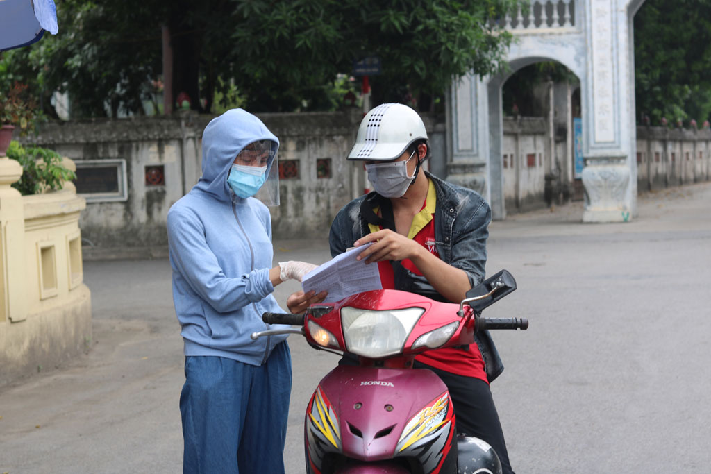 Ngày đầu Hà Nội siết chặt kiểm tra giấy đi đường: Nhiều người chưa kịp bổ sung giấy tờ4
