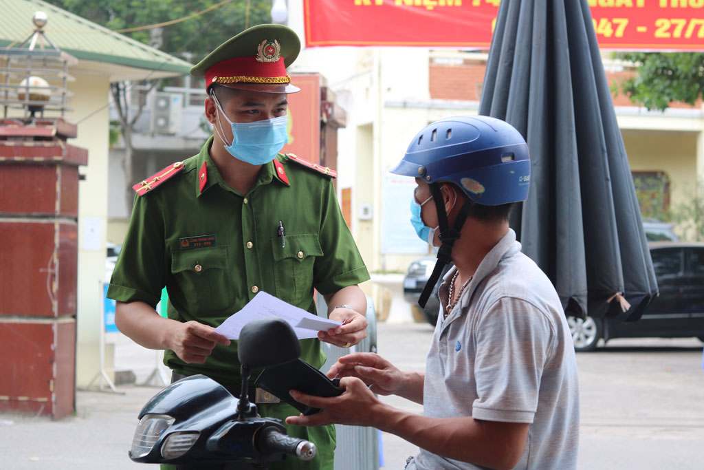 Ngày đầu Hà Nội siết chặt kiểm tra giấy đi đường: Nhiều người chưa kịp bổ sung giấy tờ5