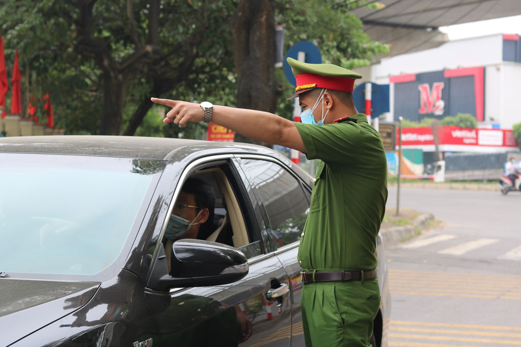 Ngày đầu Hà Nội siết chặt kiểm tra giấy đi đường: Nhiều người chưa kịp bổ sung giấy tờ6