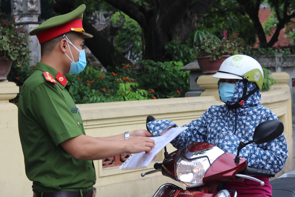 Ngày đầu Hà Nội siết chặt kiểm tra giấy đi đường: Nhiều người chưa kịp bổ sung giấy tờ8
