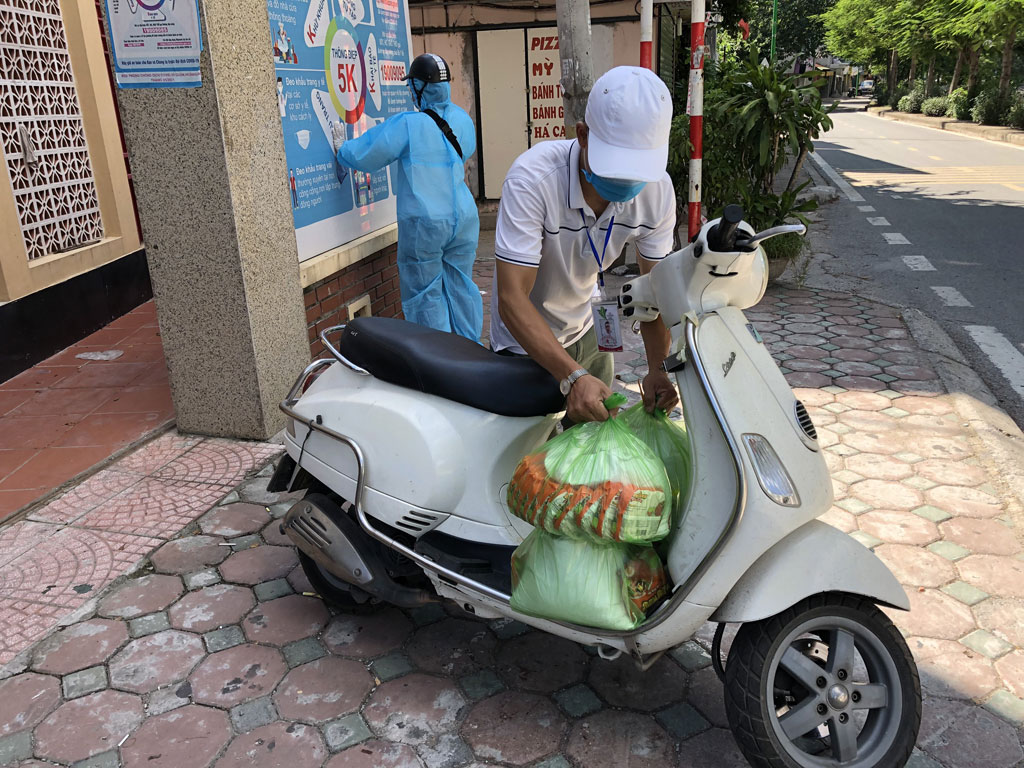 Những chuyến xe chở gạo mì, cá khô giúp người nghèo ở Hà Nội vượt qua dịch Covid-192