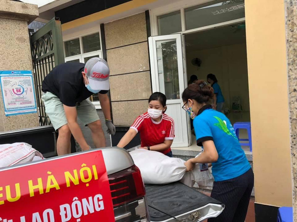 Những chuyến xe chở gạo mì, cá khô giúp người nghèo ở Hà Nội vượt qua dịch Covid-19 6