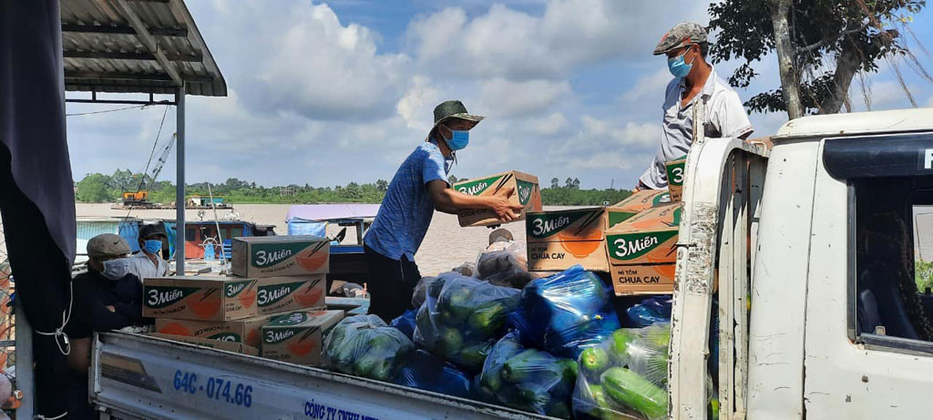 Sinh viên vận động hàng trăm phần quà hỗ trợ người nghèo2