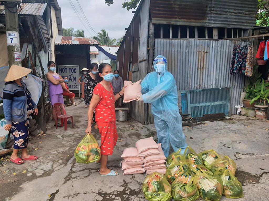 Sinh viên vận động hàng trăm phần quà hỗ trợ người nghèo3