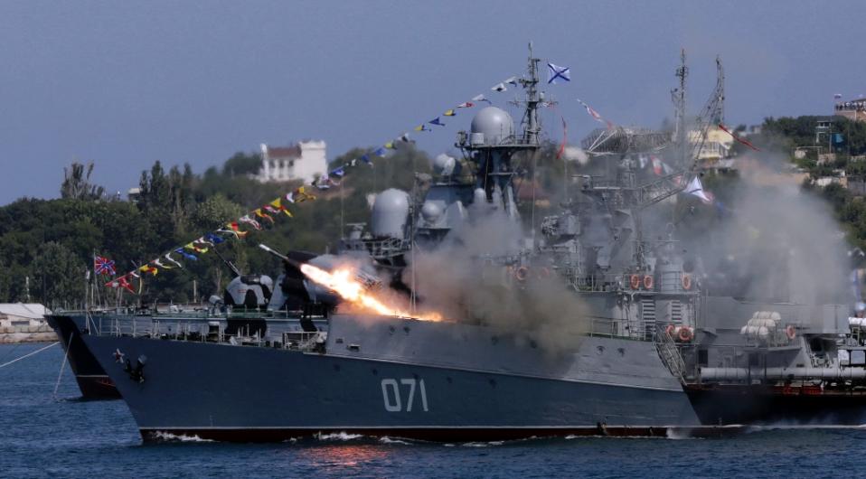 Hải quân Nga bắn tên lửa trong ngày Hải quân Nga - Ảnh: AFP