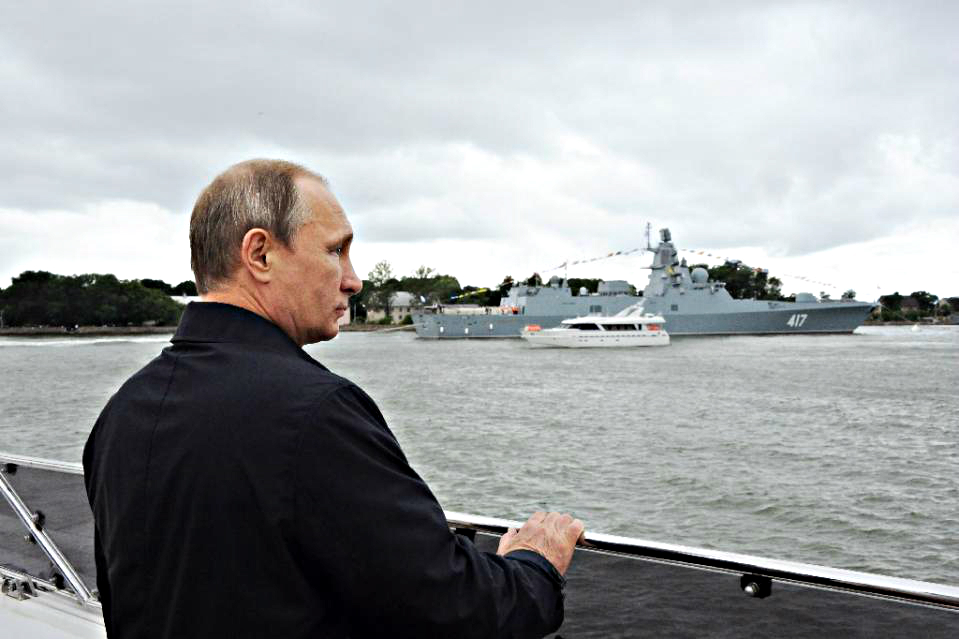 ổng thống Nga Vladimir Putin trong ngày Hải quân Nga - Ảnh: AFP