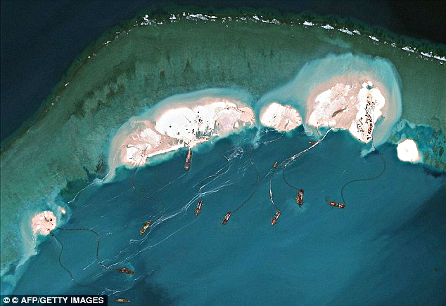 Đảo nhân tạo đang được Trung Quốc xây dựng ở Biển Đông - Ảnh: AFP