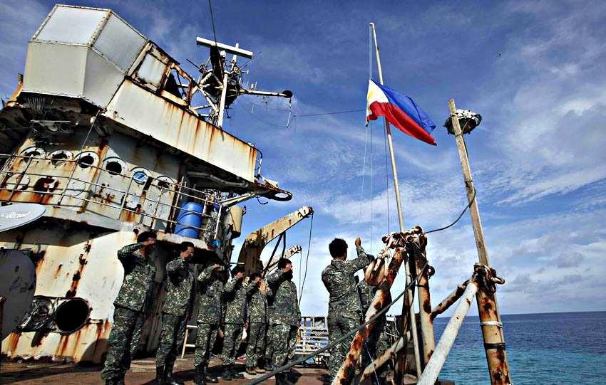 Binh sĩ Philippines trên con tàu  BRP Sierra Madre - Ảnh: Reuters