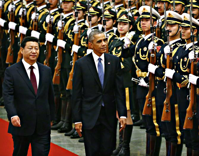 Chủ tịch Trung Quốc Tập Cận Bình (trái) và Tổng thống Mỹ Barack Obama trong buổi duyệt binh ở Trung Quốc - Ảnh: Reuters