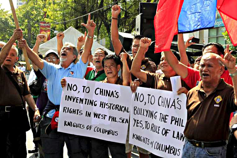 Biểu tình của người Philippines phản đối Trung Quốc về tranh chấp ở Biển Đông - Ảnh minh họa: Reuters