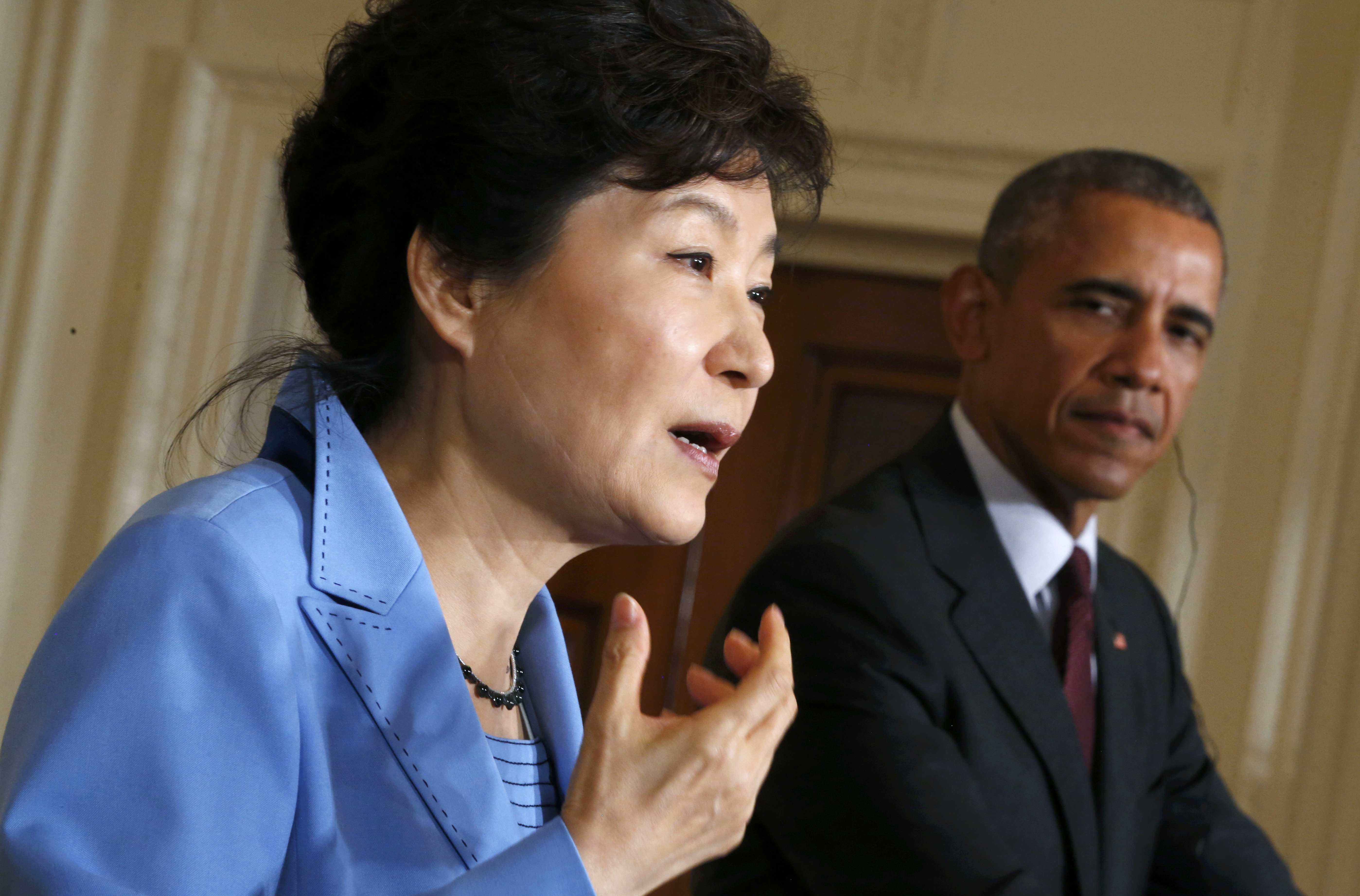 Tổng thống Hàn Quốc  Park Geun-hye trong buổi họp báo với Tổng thống Mỹ Barack Obama - Ảnh: Reuters