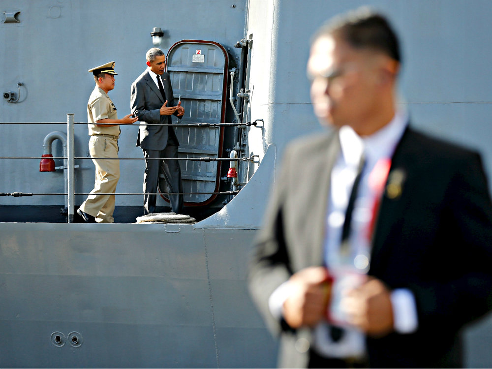 Tổng thống Barack Obama tham quan tàu hải quân của Philippines - Ảnh: Reuters