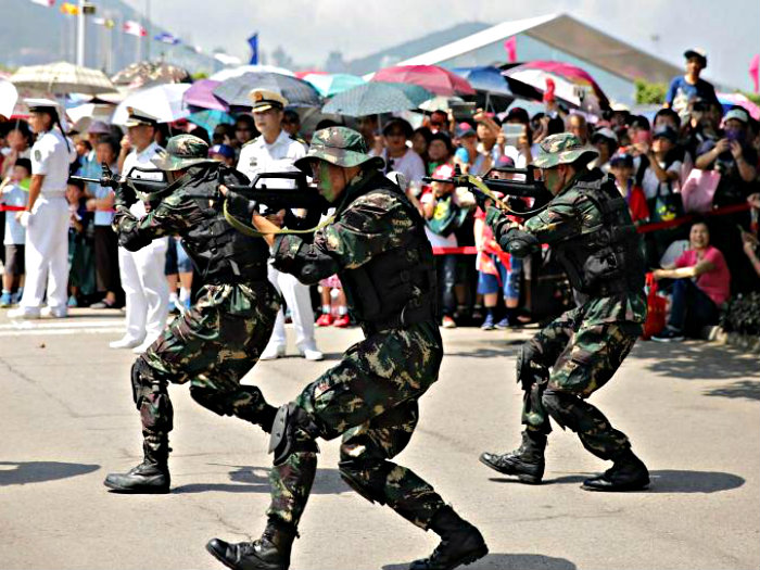 Quân đội Trung Quốc trong một buổi biểu diễn ở Hồng Kông - Ảnh: AFP